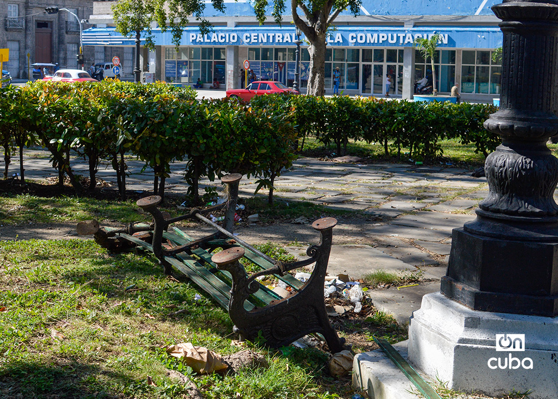 A broken bench in the Parque de la Fraternidad, in Havana. Photo: Otmaro Rodríguez.