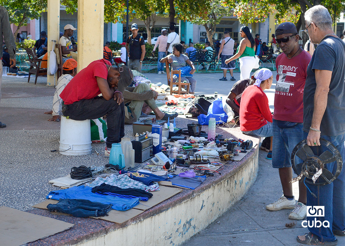 Sellers and buyers of second-hand items in Parque El Curita, in Havana. Photo: Otmaro Rodríguez.