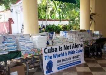 Donativo entregado por el proyecto estadounidense Hatuey, que incluye medicamentos para niños con cáncer y otros productos. Foto: Foto: Prensa Latina (PL).