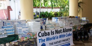 Donativo entregado por el proyecto estadounidense Hatuey, que incluye medicamentos para niños con cáncer y otros productos. Foto: Foto: Prensa Latina (PL).