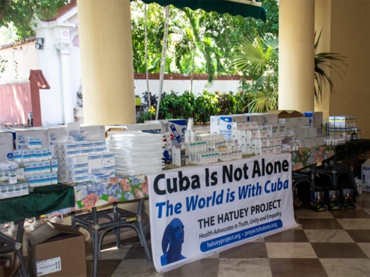 Donativo entregado por el proyecto estadounidense Hatuey, que incluye medicamentos para niños con cáncer y otros productos. Foto: Foto: Prensa Latina (PL).