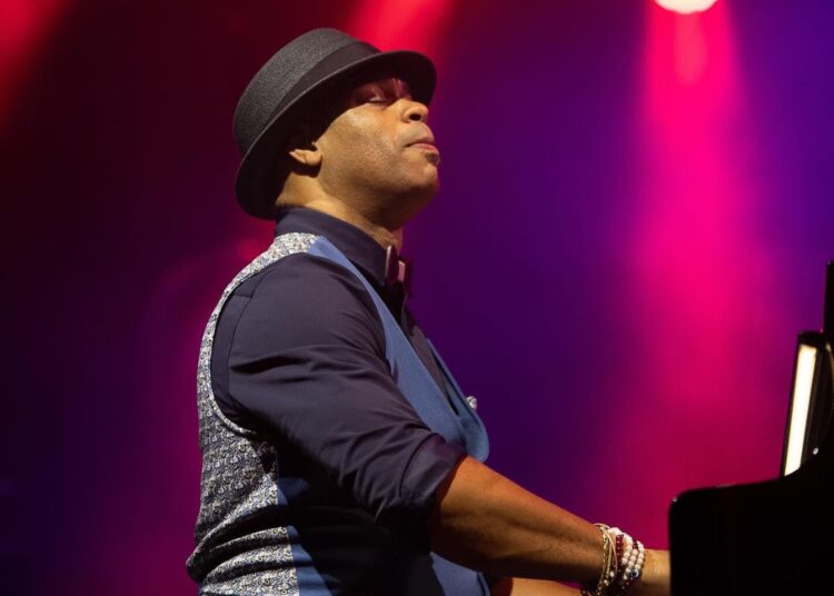 Roberto Fonseca es uno de los pianistas cubanos más reconocidos de su generación. Foto: Tomada del Instagram de Roberto Fonseca.