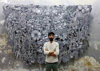 Sergio Marrero. Al fondo, “Cronotropo #133. Foto: Cortesía del artista.