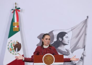 Claudia Sheinbaum afirmó que su Gobierno podría fungir como "un vehículo de comunicación" entre Estados Unidos y Cuba. Foto: Mario Guzmán / EFE.