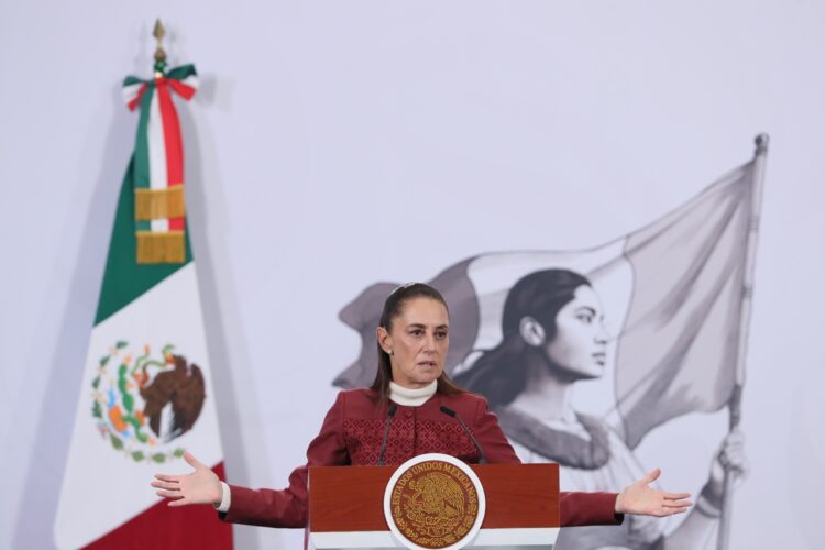 Claudia Sheinbaum afirmó que su Gobierno podría fungir como "un vehículo de comunicación" entre Estados Unidos y Cuba. Foto: Mario Guzmán / EFE.