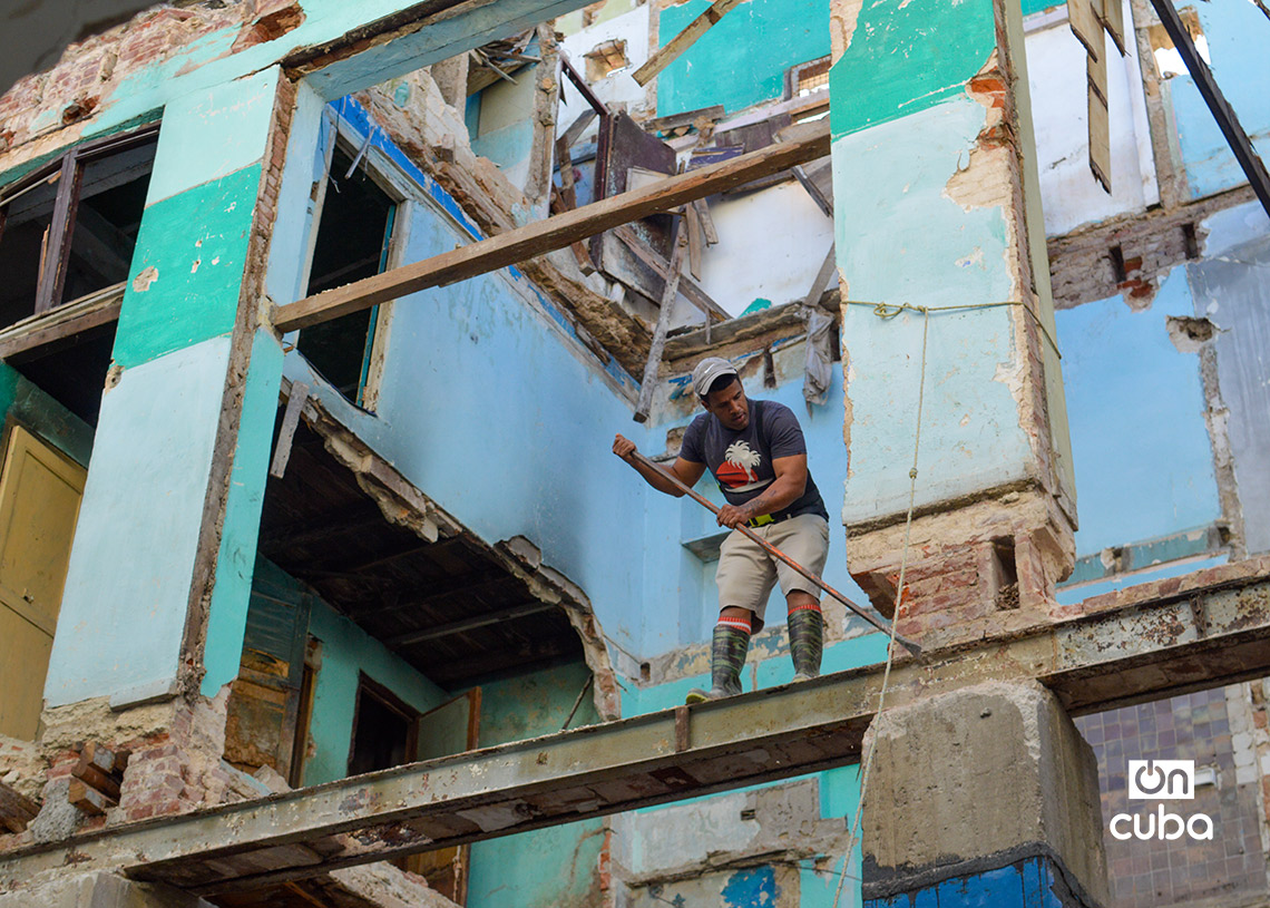 Un hombre trabaja en un edificio que sufrió un derrumbe, en La Habana. Foto: Otmaro Rodríguez.