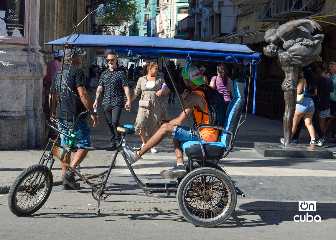A pedicab driver observes potential clients in Havana. Photo: Otmaro Rodríguez.
