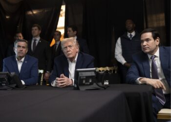 Donald Trump y su equipo siguiendo en vivo la operación "Resolución Absoluta" desde su mansión en Florida. Foto: Tomada del perfil de Donald Trump en TruthSocial.