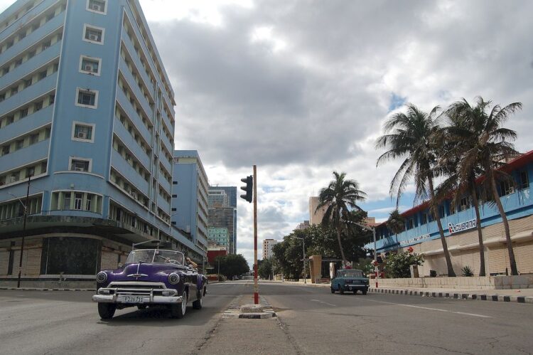 Un Chevrolet del 53 con turistas a bordo se cruza con un Lada soviético en la avenida 23. Dos épocas. El resto es soledad. Foto.AMD