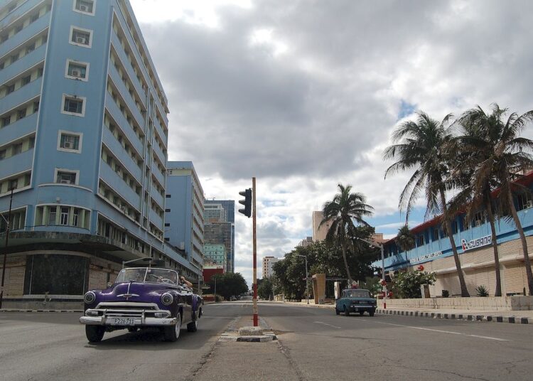 Un Chevrolet del 53 con turistas a bordo se cruza con un Lada soviético en la avenida 23. Dos épocas. El resto es soledad. Foto.AMD