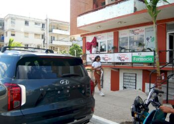 Un negocio privado ocupa la mayor parte de una antigua farmacia en La Habana. Foto. AMD / Archivo.