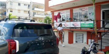 Un negocio privado ocupa la mayor parte de una antigua farmacia en La Habana. Foto. AMD / Archivo.