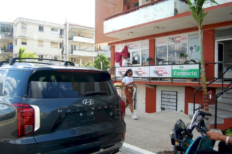Un negocio privado ocupa la mayor parte de una antigua farmacia en La Habana. Foto. AMD / Archivo.