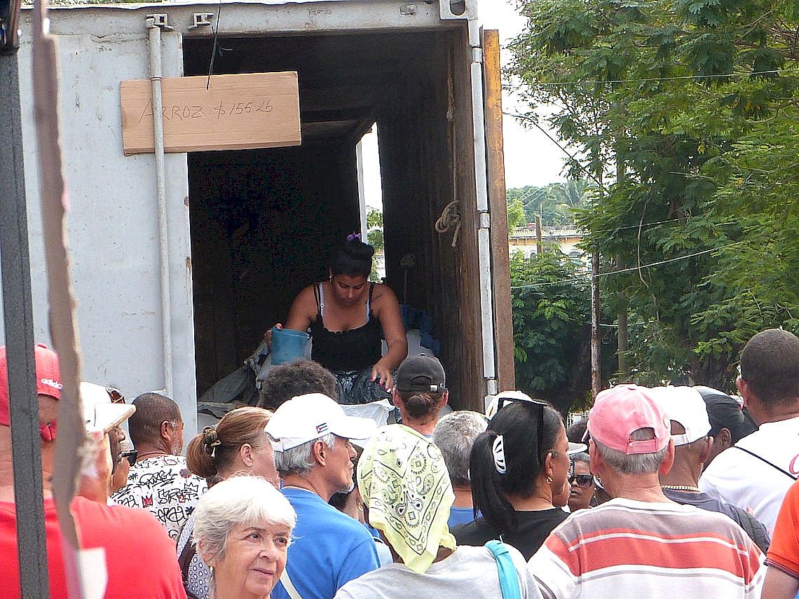 Venta de arroz en una feria estatal a 155 pesos la libra, una tasa cercana a la mitad de precio del mercado privado en La Habana. Foto:  AMD.