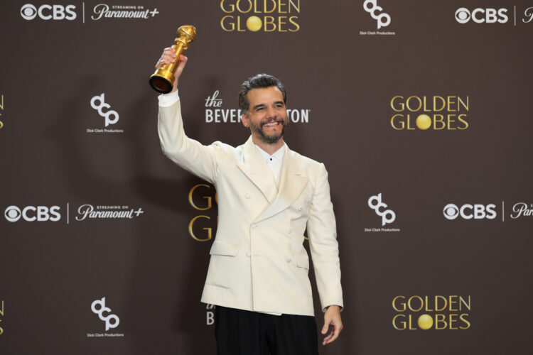 El actor brasileño Wagner Moura posa tras ganar el Globo de Oro a mejor actor en película de drama por su interpretación en "El Agente Secreto", en el Hotel Beverly Hilton en Los Ángeles, el 11 de enero de 2026. Foto: Octavio Guzmán / EFE.