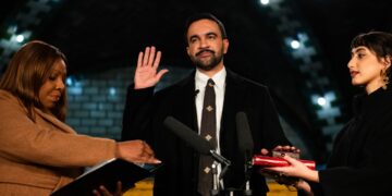 El nuevo alcalde de Nueva York, Zohran Mamdani jura su cargo en el ayuntamiento de la ciudad este jueves. Foto: EFE/ Amir Hamja / The New York Times/ Pool.