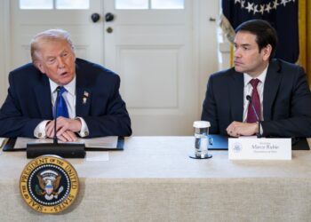 El presidente Donald Trump y el secretario de Estado, Marco Rubio, en la reunión con representantes de grandes petroleras. Foto: EFE/EPA/BONNIE CASH / POOL