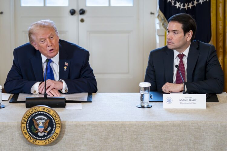 El presidente Donald Trump y el secretario de Estado, Marco Rubio, en la reunión con representantes de grandes petroleras. Foto: EFE/EPA/BONNIE CASH / POOL