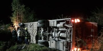 Ómnibus accidentado en Camagüey, en un hecho que dejó dos muertos y una veintena de heridos, el 7 de enero de 2026. Foto: Tomada del perfil de Facebook de Juventud Rebelde.