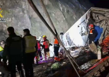 Agentes de la Guardia Civil y cuerpos de rescate trabajan en el lugar del accidente ferroviario ocurrido en Adamuz, España, el 18 de enero de 2026. EFE/ Captura de vídeo de la Guardia Civil.