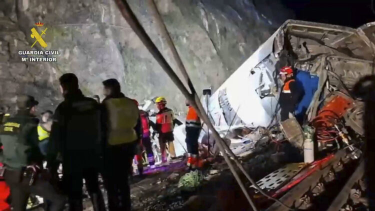 Agentes de la Guardia Civil y cuerpos de rescate trabajan en el lugar del accidente ferroviario ocurrido en Adamuz, España, el 18 de enero de 2026. EFE/ Captura de vídeo de la Guardia Civil.