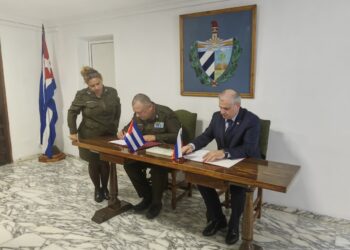 Firma de un programa de trabajo de cooperación penitenciaria entre Cuba y Rusia, en La Habana. Foto: Tomada del perfil de Facebook de la Embajada de Rusia en Cuba.