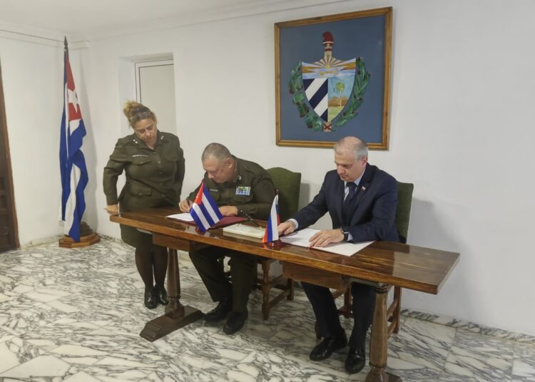 Firma de un programa de trabajo de cooperación penitenciaria entre Cuba y Rusia, en La Habana. Foto: Tomada del perfil de Facebook de la Embajada de Rusia en Cuba.