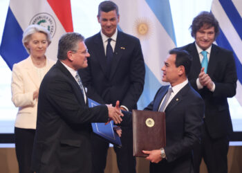 El Comisario de Comercio y Seguridad Económica de la Comisión Europea, Maroš Šefčovič (i) y el ministro de Relaciones Exteriores de Paraguay, Rubén Ramírez (d), se saludan tras la firma del acuerdo de libre comercio entre la Unión Europea (UE) y el Mercosur, en Asunción, el 17 de enero de 2026. Foto: Juan Pablo Pino / EFE.