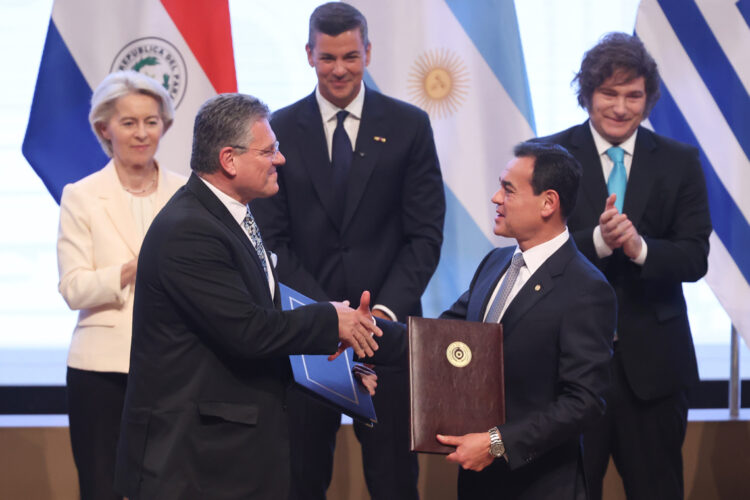 El Comisario de Comercio y Seguridad Económica de la Comisión Europea, Maroš Šefčovič (i) y el ministro de Relaciones Exteriores de Paraguay, Rubén Ramírez (d), se saludan tras la firma del acuerdo de libre comercio entre la Unión Europea (UE) y el Mercosur, en Asunción, el 17 de enero de 2026. Foto: Juan Pablo Pino / EFE.