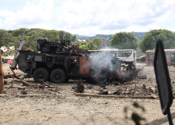Fotografía que muestra un vehículo militar incinerado luego de ser impactado en la Base Aérea Generalísimo Francisco de Miranda, también conocida como La Carlota, en Caracas, como parte de los ataques de Estados Unidos a Venezuela, el 3 de enero de 2026. Foto: Miguel Gutiérrez / EFE.