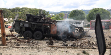 Fotografía que muestra un vehículo militar incinerado luego de ser impactado en la Base Aérea Generalísimo Francisco de Miranda, también conocida como La Carlota, en Caracas, como parte de los ataques de Estados Unidos a Venezuela, el 3 de enero de 2026. Foto: Miguel Gutiérrez / EFE.