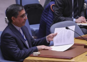 El representante de Irán ante la ONU, Gholamhossein Darzi, habla en la reunión del Consejo de Seguridad. Foto: Sarah Yenesel / EFE / EPA.