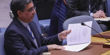 El representante de Irán ante la ONU, Gholamhossein Darzi, habla en la reunión del Consejo de Seguridad. Foto: Sarah Yenesel / EFE / EPA.