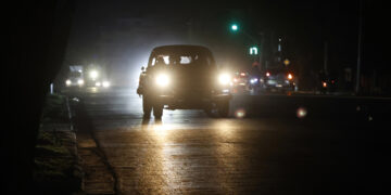 Un vehículo transita por una calle durante un apagón en La Habana. Foto: Ernesto Mastrascusa / EFE / Archivo.