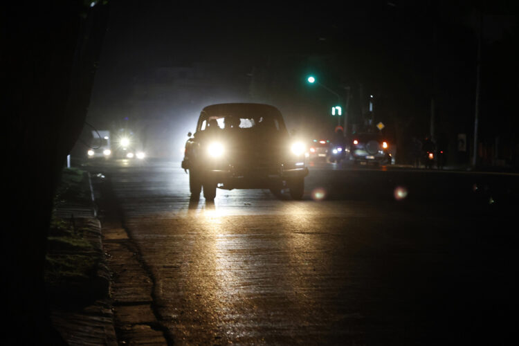 Un vehículo transita por una calle durante un apagón en La Habana. Foto: EFE/ Ernesto Mastrascusa