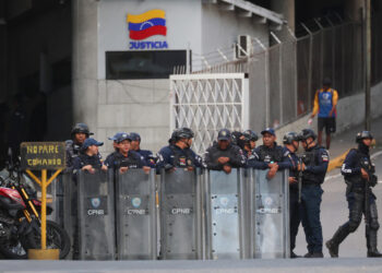 Integrantes del Cuerpo de Policía Nacional Bolivariana (CPNB) custodian la entrada de El Helicoide este jueves, en Caracas, Venezuela.  Foto:EFE/ Miguel Gutiérrez