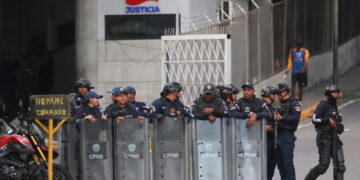 Integrantes del Cuerpo de Policía Nacional Bolivariana (CPNB) custodian la entrada de El Helicoide este jueves, en Caracas, Venezuela.  Foto:EFE/ Miguel Gutiérrez