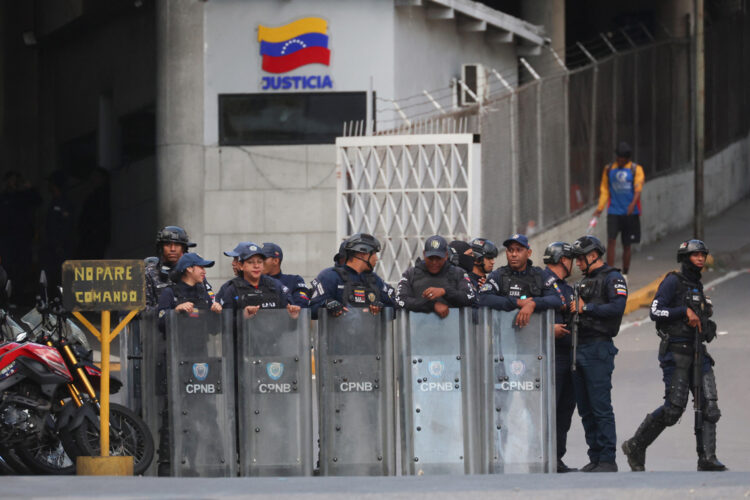 Integrantes del Cuerpo de Policía Nacional Bolivariana (CPNB) custodian la entrada de El Helicoide este jueves, en Caracas, Venezuela.  Foto:EFE/ Miguel Gutiérrez