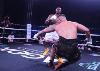 Julio César La Cruz derrota por se impuso por KO al montenegrino Dilan Prasovic, durante un cartel profesional en Varadero. Foto: Jit Deporte Cubano / Facebook.