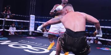 Julio César La Cruz derrota por se impuso por KO al montenegrino Dilan Prasovic, durante un cartel profesional en Varadero. Foto: Jit Deporte Cubano / Facebook.