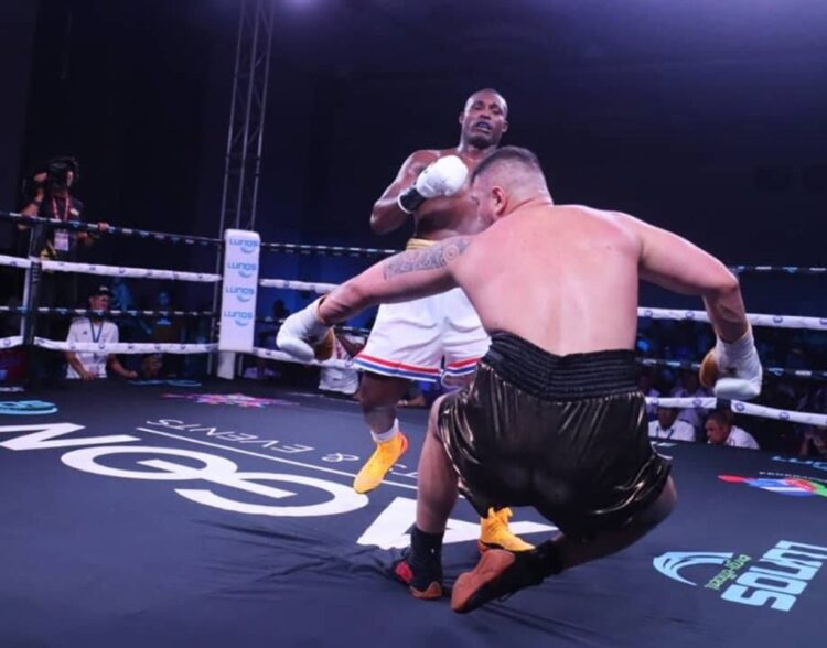 Julio César La Cruz derrota por se impuso por KO al montenegrino Dilan Prasovic, durante un cartel profesional en Varadero. Foto: Jit Deporte Cubano / Facebook.