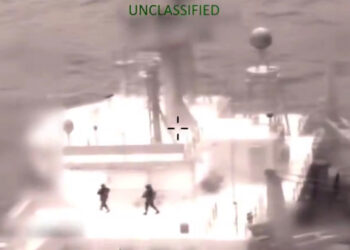 Captura de pantalla tomada de la cuenta oficial de la red social X @ Southcom del Comando Sur de los Estados Unidos que muestra la intercepción del buque petrolero 'Olina' este viernes, en aguas del Caribe. Foto: EFE