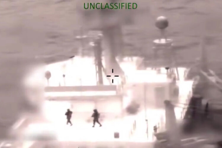 Captura de pantalla tomada de la cuenta oficial de la red social X @ Southcom del Comando Sur de los Estados Unidos que muestra la intercepción del buque petrolero 'Olina' este viernes, en aguas del Caribe. Foto: EFE