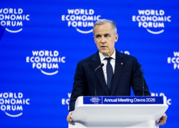 El primer ministro canadiense Mark Carney pronuncia su discurso en el Foro Económico de Davos este 20 de enero de 2026. Foto: EFE/EPA/GIAN EHRENZELLER.