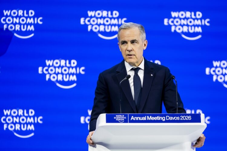 El primer ministro canadiense Mark Carney pronuncia su discurso en el Foro Económico de Davos este 20 de enero de 2026. Foto: EFE/EPA/GIAN EHRENZELLER.