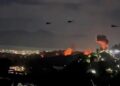 Captura de pantalla de video donde se muestran helicópteros estadounidenses sobrevolando Caracas en la madrugada del 3 de enero de 2026.