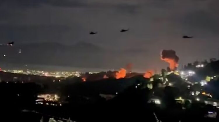 Captura de pantalla de video donde se muestran helicópteros estadounidenses sobrevolando Caracas en la madrugada del 3 de enero de 2026.