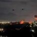 Captura de pantalla de video donde se muestran helicópteros estadounidenses sobrevolando Caracas en la madrugada del 3 de enero de 2026.
