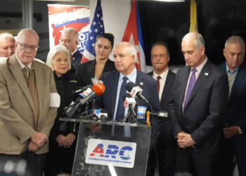 Los congresistas cubanoamericanos Carlos Giménez y Mario Díaz-Balart anunciaron durante una rueda de prensa este jueves en la sede del Directorio Democrático Cubano en Miami su petición al presidente Trump para que suspenda los vuelos a Cuba y las remesas y para que intensifique las presiones a México con el objetivo de detener el suministro de petróleo a la isla. Foto: EFE/ Alberto Boal.