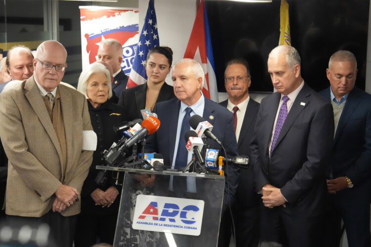 Los congresistas cubanoamericanos Carlos Giménez y Mario Díaz-Balart anunciaron durante una rueda de prensa este jueves en la sede del Directorio Democrático Cubano en Miami su petición al presidente Trump para que suspenda los vuelos a Cuba y las remesas y para que intensifique las presiones a México con el objetivo de detener el suministro de petróleo a la isla. Foto: EFE/ Alberto Boal.